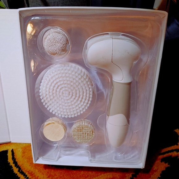 Dermabrush Advanced Cleansing System - Picture 3 of 3